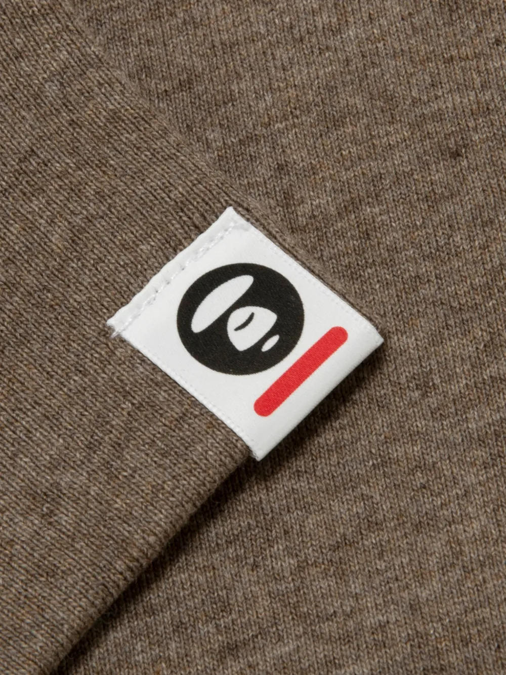 AAPE BY *A BATHING APE T-shirt met Moonface-patch en lange mouwen Bruin