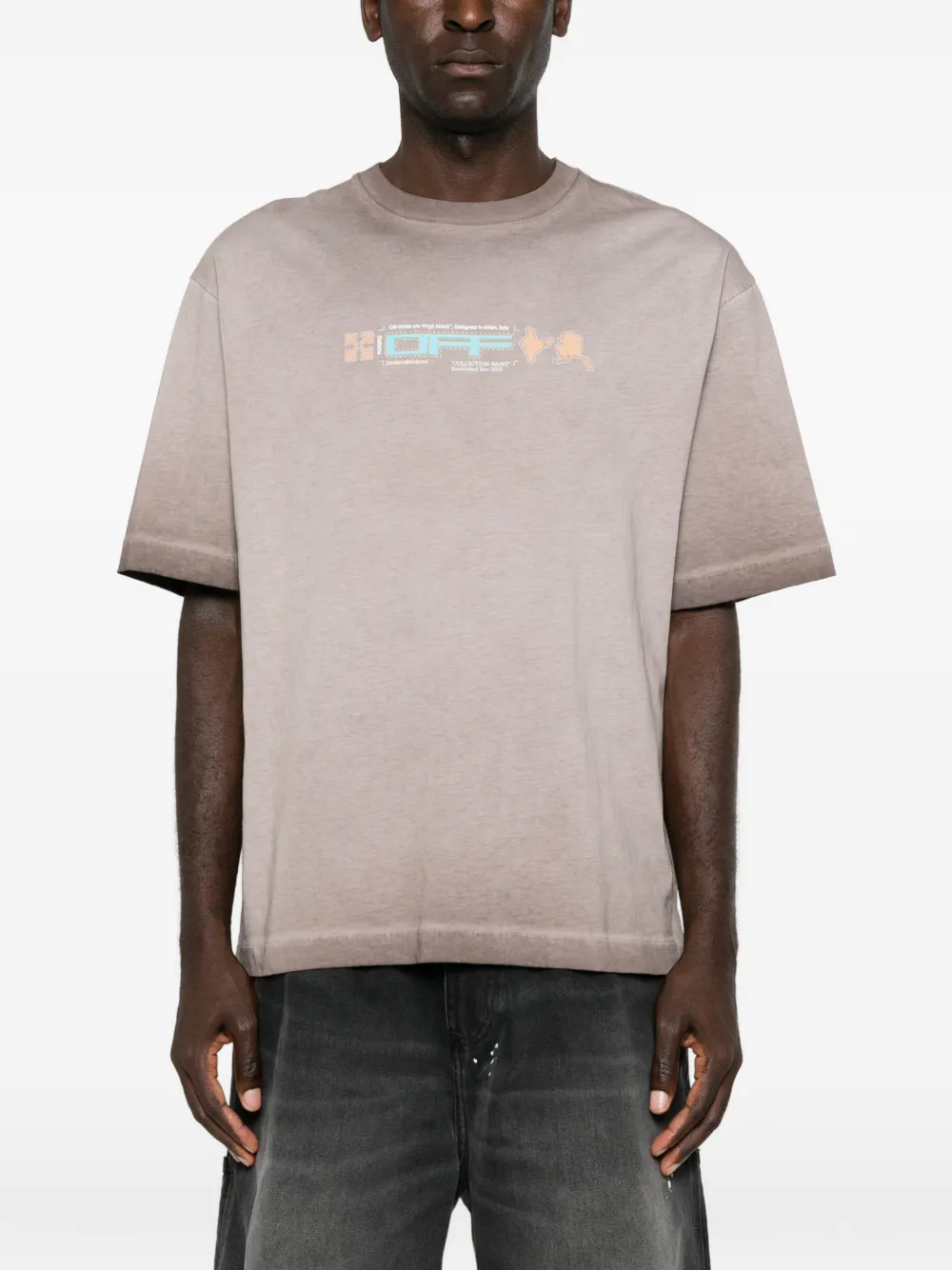Off-White T-shirt met pijlprint Bruin