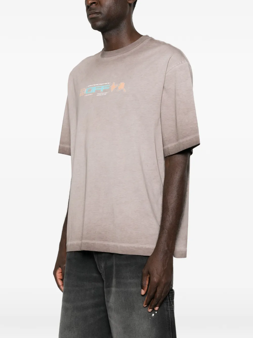 Off-White T-shirt met pijlprint Bruin