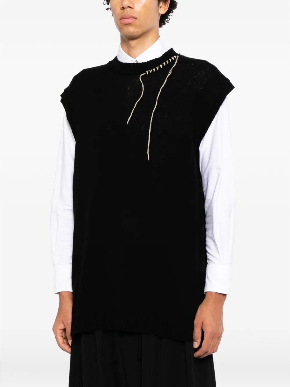 Yohji Yamamoto Mouwloze top met contrasterende stiksels Zwart