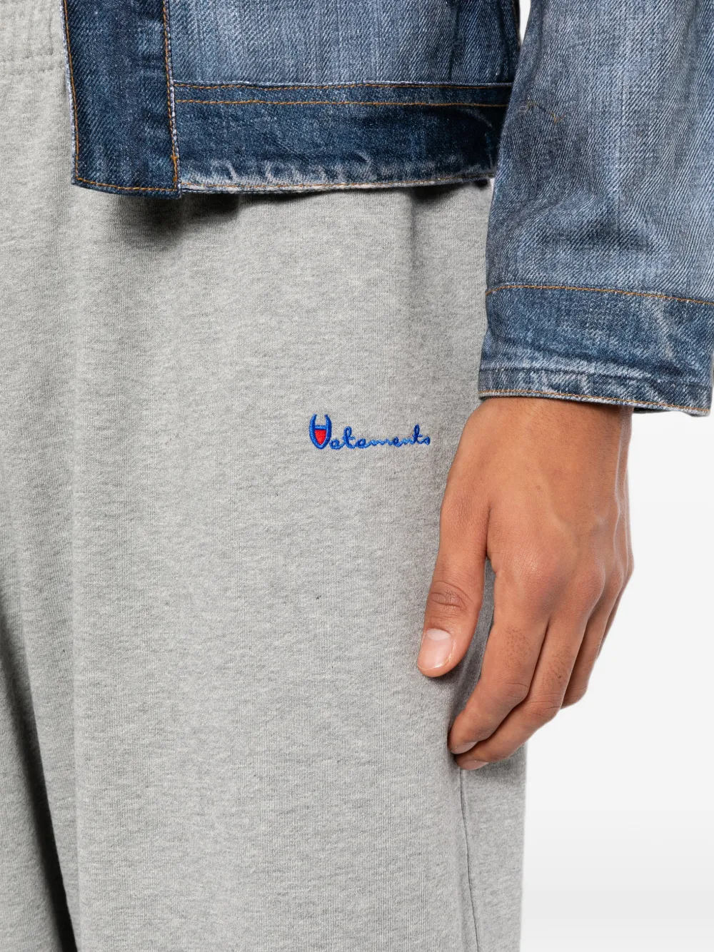 VETEMENTS Trainingsbroek met geborduurd logo Grijs
