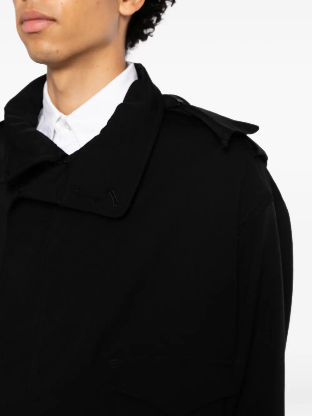 Yohji Yamamoto Jack met klepzak en epauletten Zwart