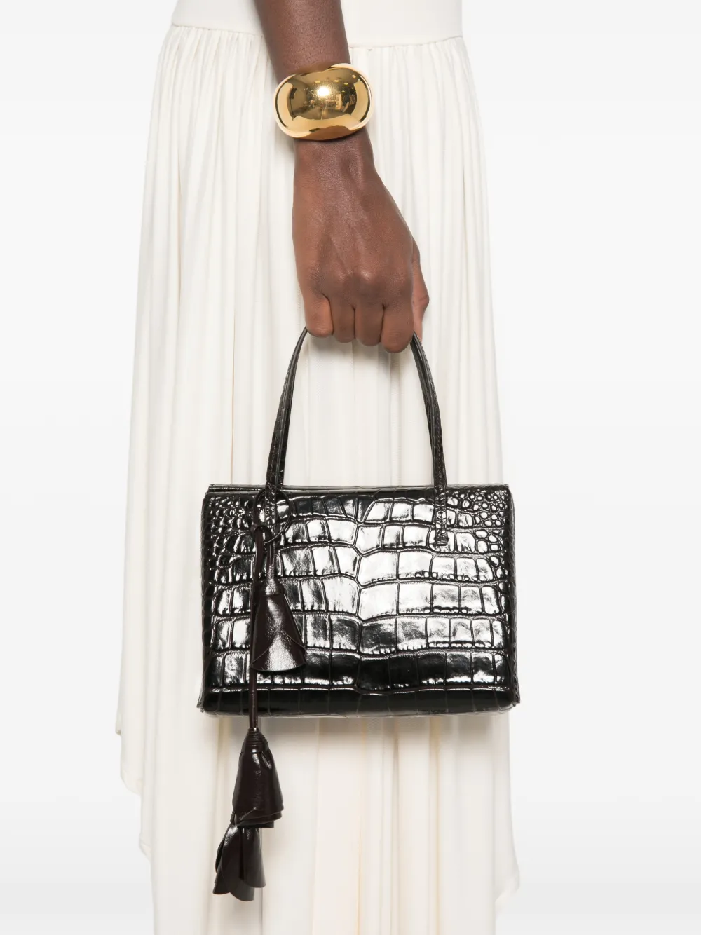 Magda Butrym shopper met krokodillen-reliëf en bloemenhanger Zwart