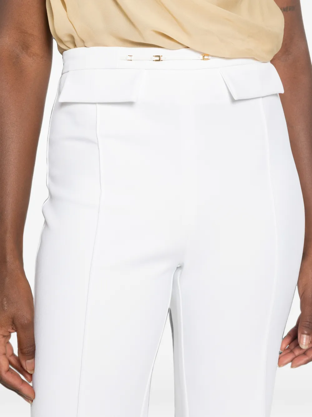 Elisabetta Franchi Flared broek met goudkleurig plakkaat Wit