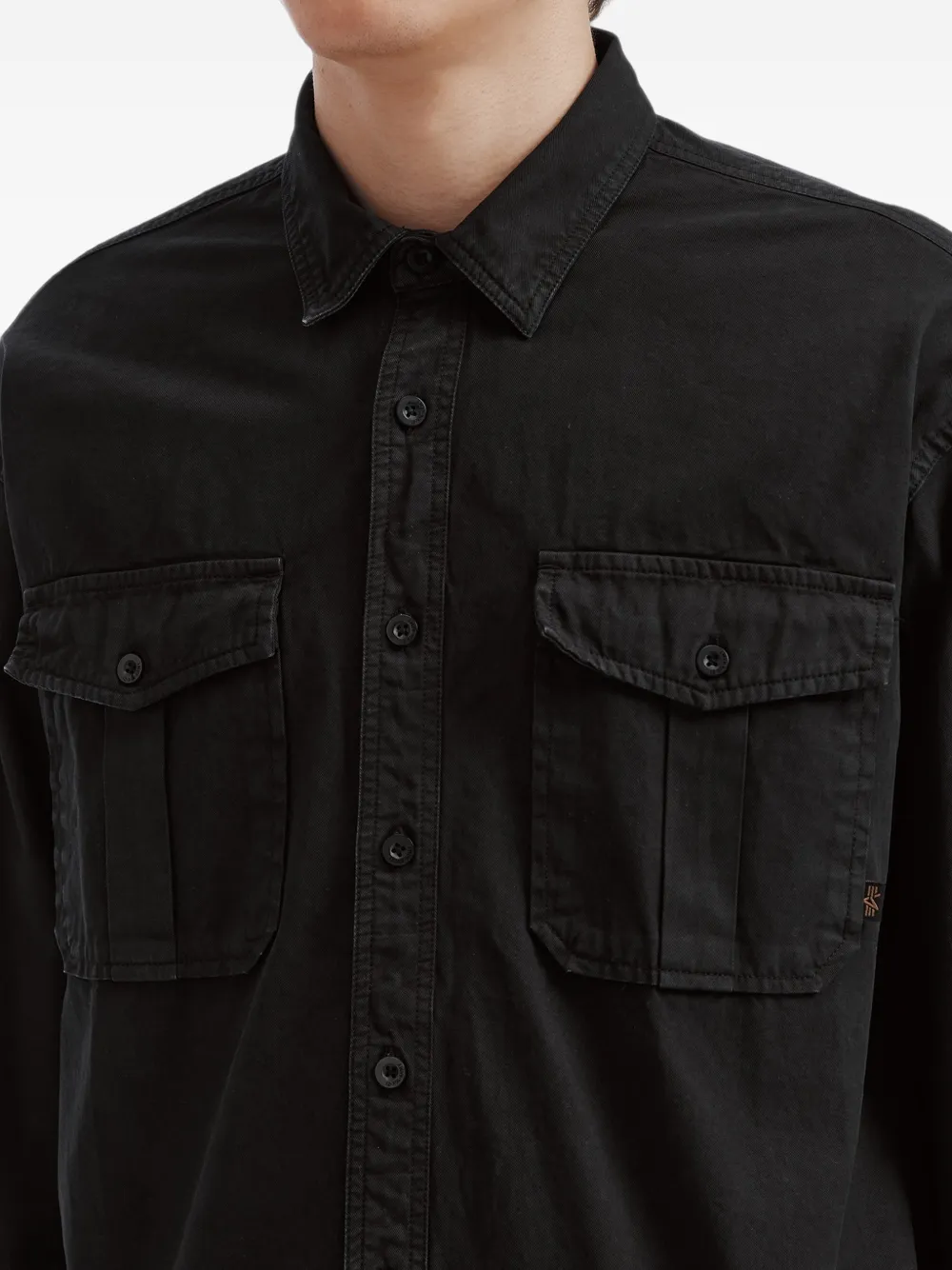 izzue patch-detail flap-pocket shirt Zwart