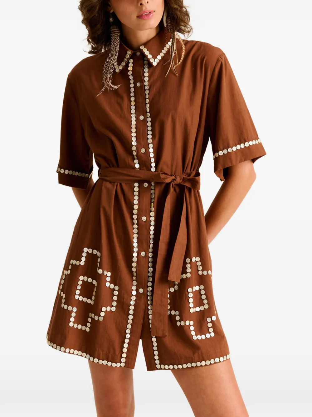 Carolina K Amaia mini-blousejurk verfraaid met knopen en ceintuur Bruin