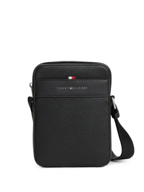 Tommy Hilfiger bolso messenger de piel granulada con placa del logo