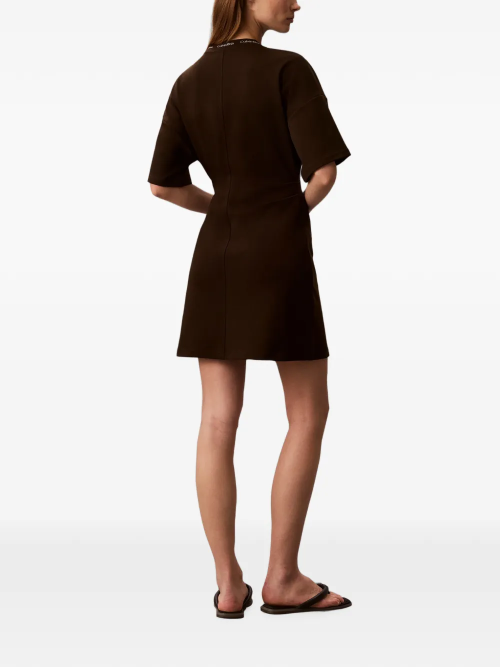 Calvin Klein mini-jurk met gesmockte taille en logokraag Bruin