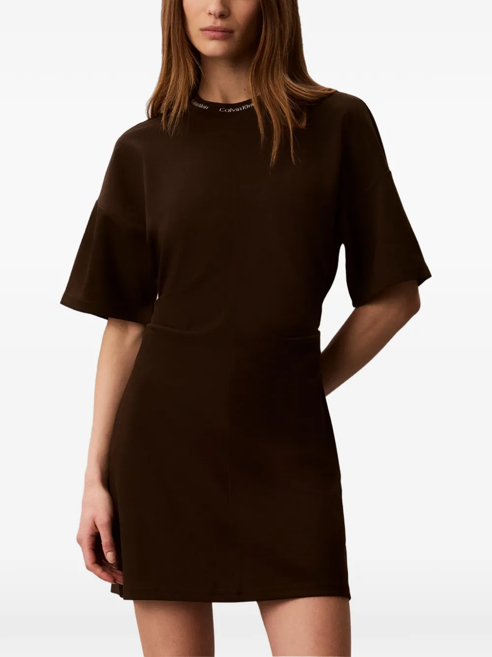 Calvin Klein mini-jurk met gesmockte taille en logokraag Bruin