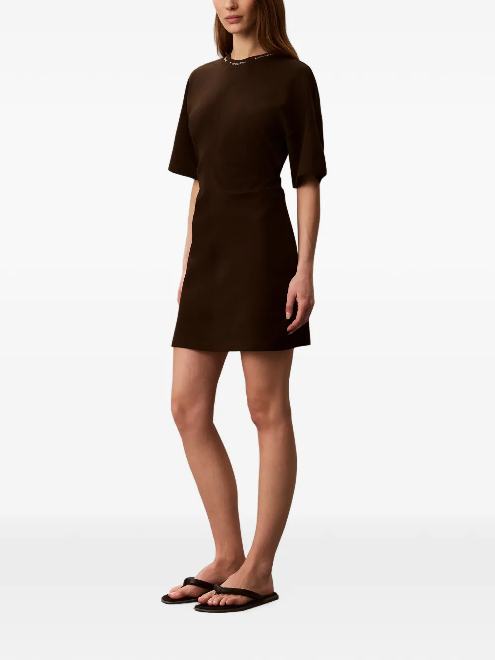Calvin Klein mini-jurk met gesmockte taille en logokraag Bruin