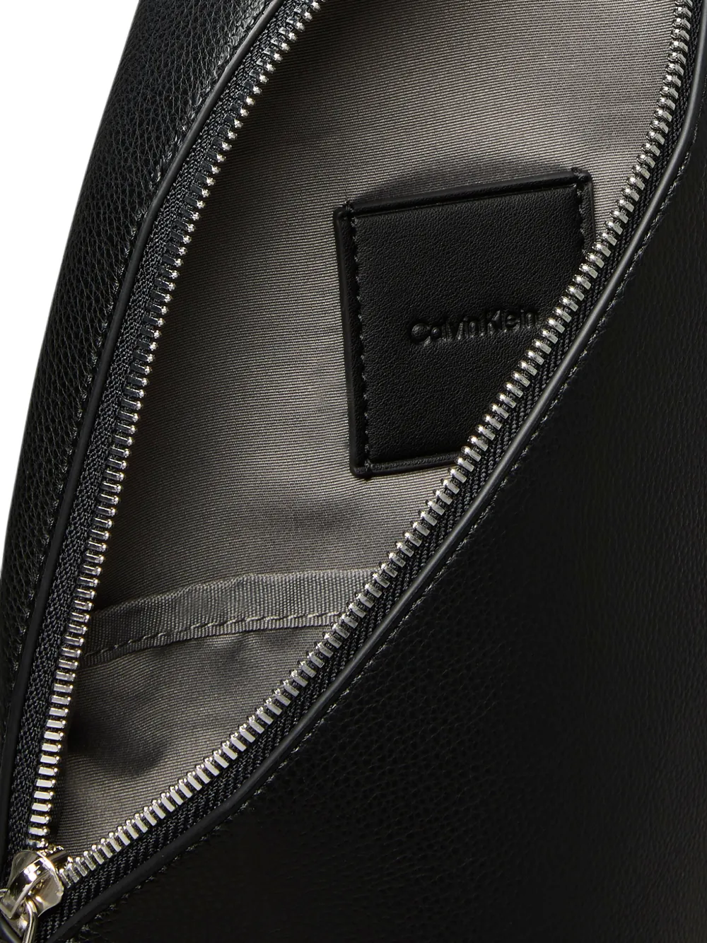 Calvin Klein Pebble mini-schoudertas met bewerkte textuur en logoprint Zwart