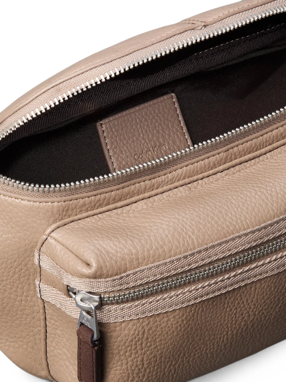 Calvin Klein Bewerkte heuptas met logopatch Bruin