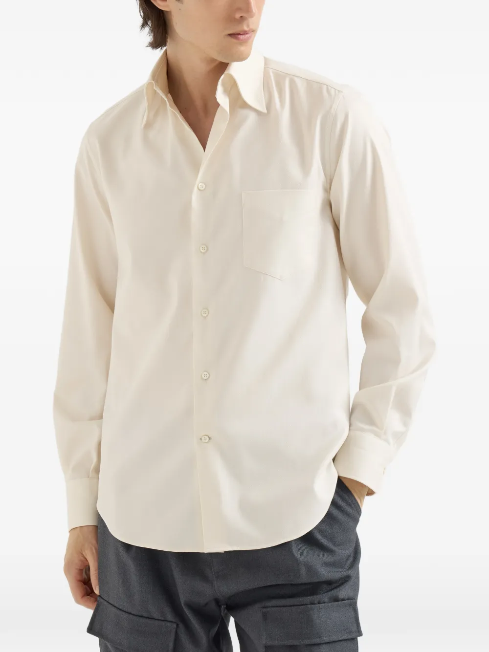 Brunello Cucinelli Stukgeverfd twill overhemd met Italiaanse kraag en borstzak Beige