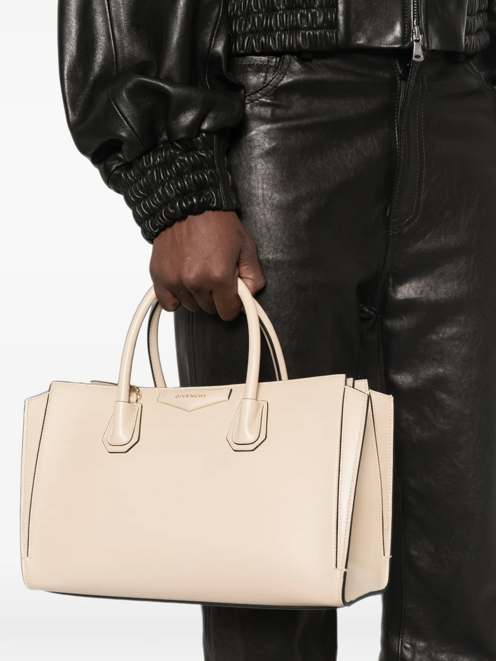 Givenchy Kleine Antigona Catchall tas van glanzend bewerkt leer Beige