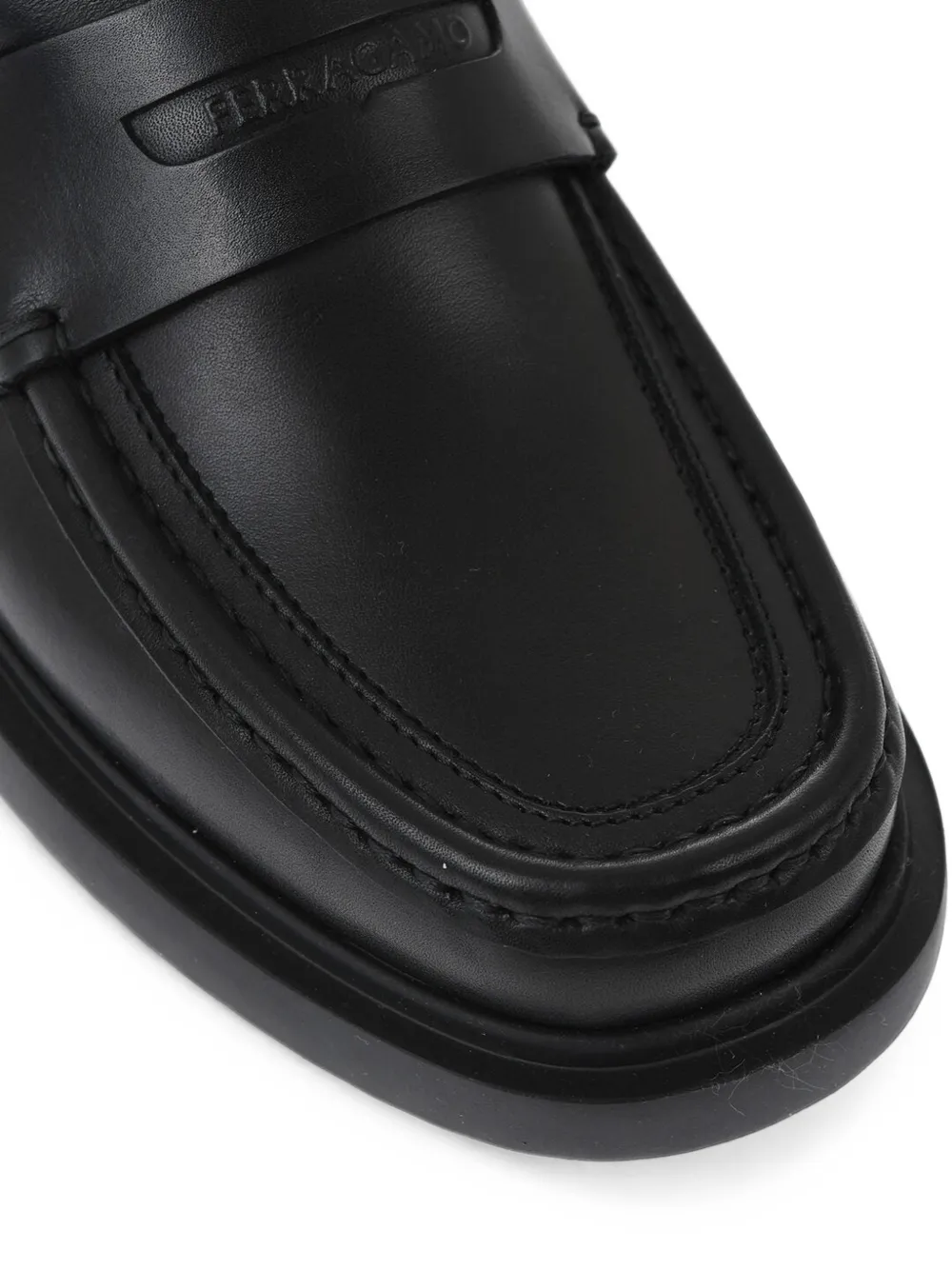 Ferragamo logo-embossed leather loafers Zwart