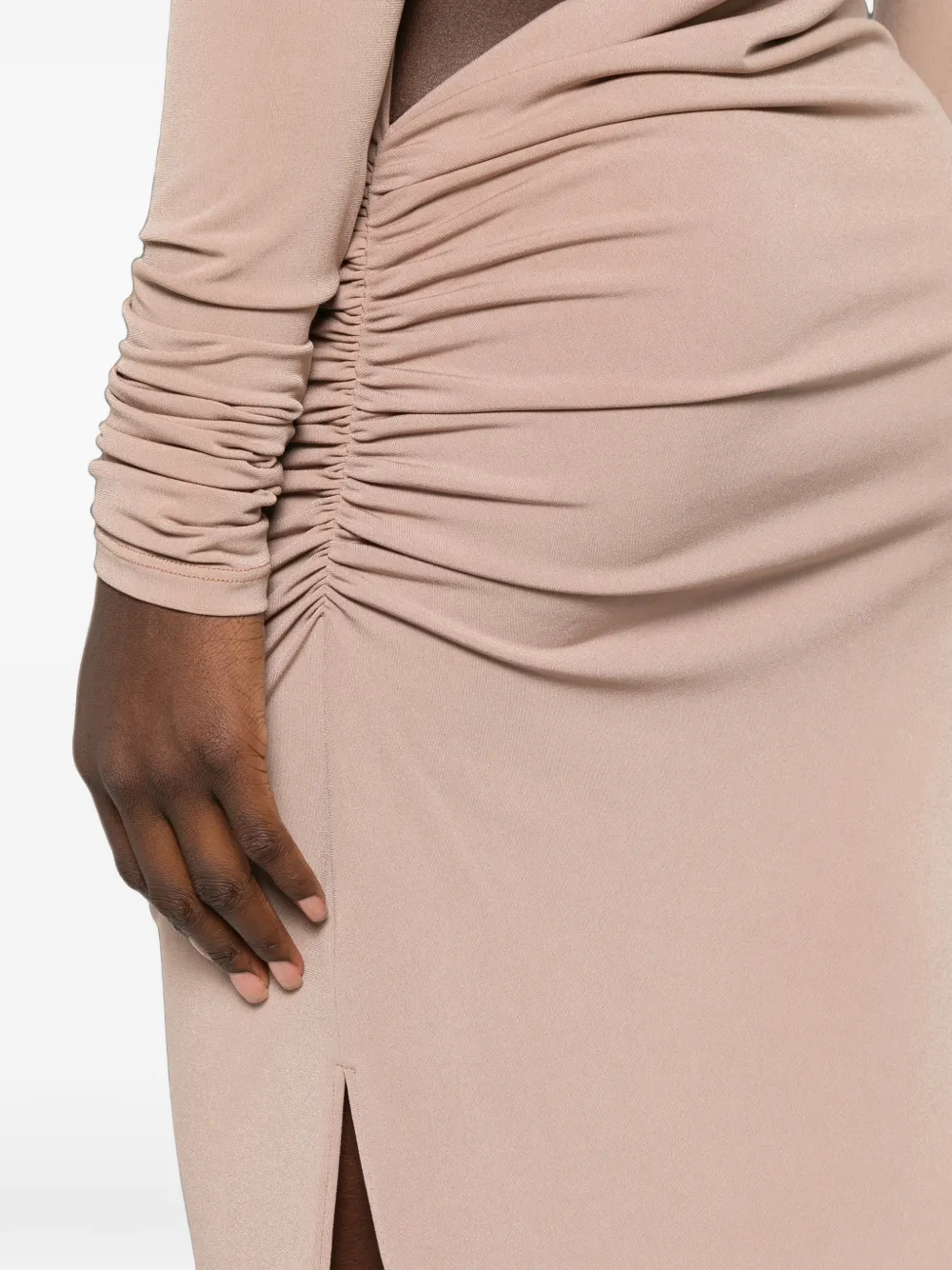 THE ANDAMANE Sophie maxi-jurk met open rug en ruches Beige