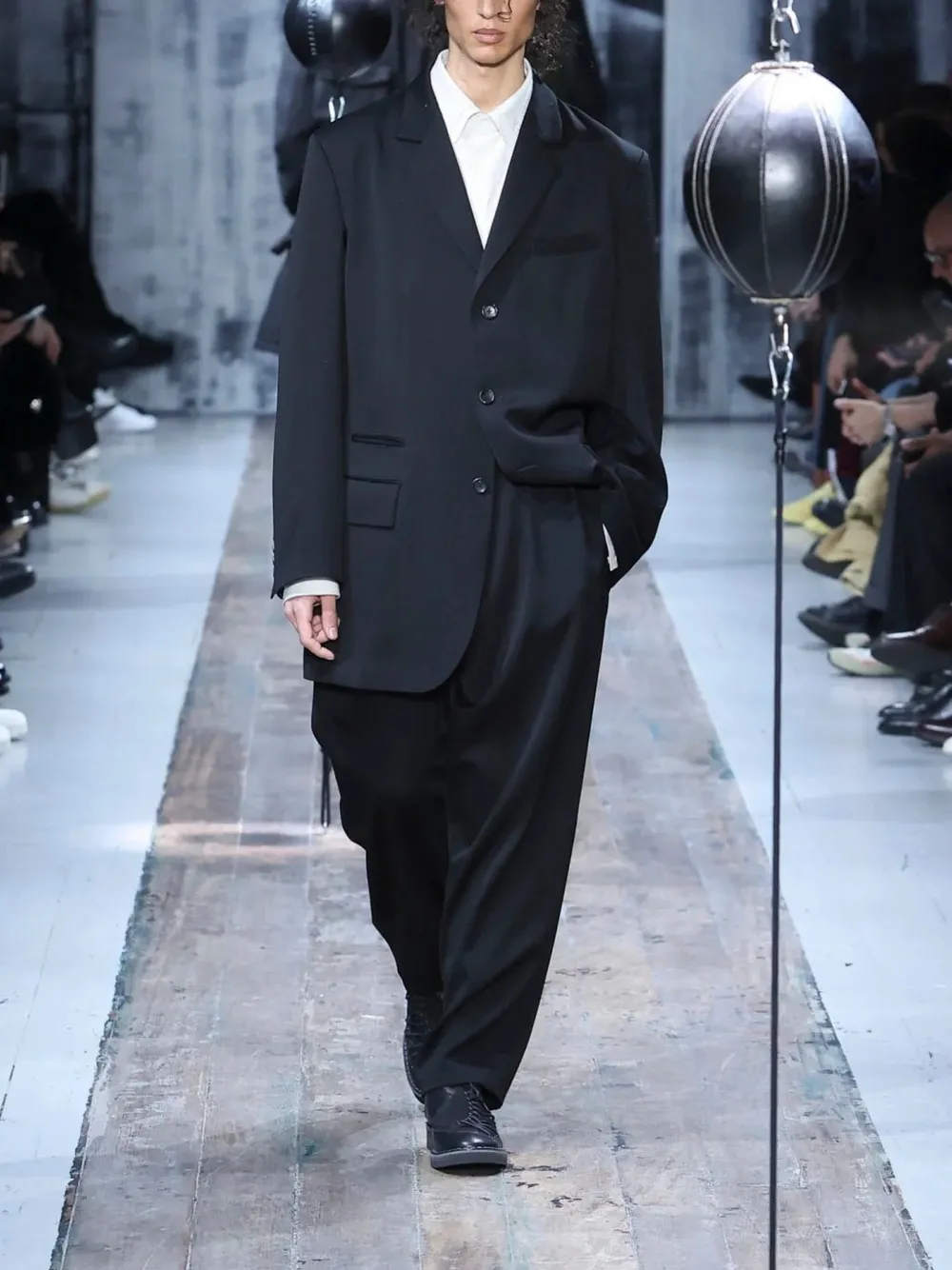 Yohji Yamamoto pleated tapered tailored trousers Zwart