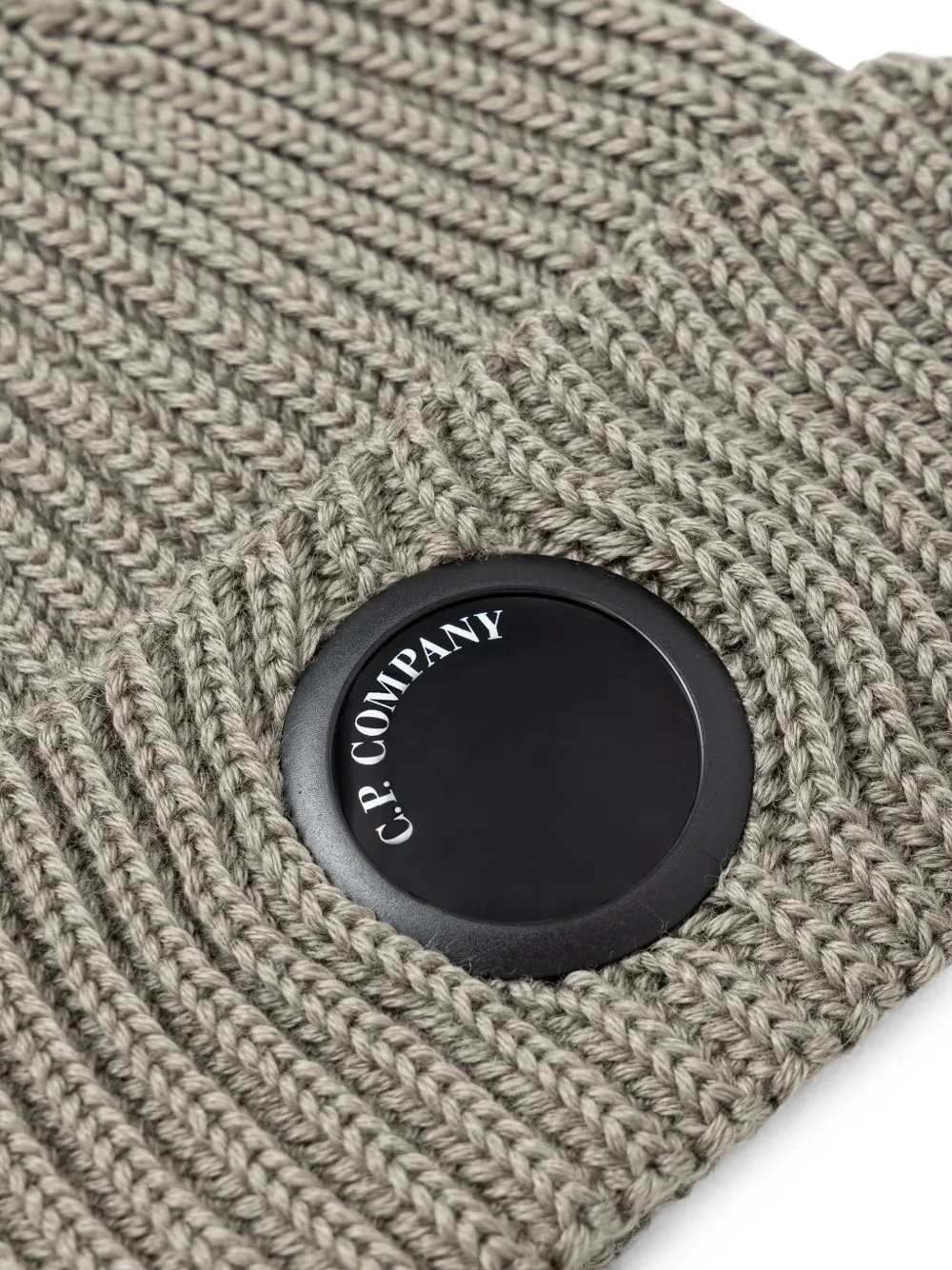 C.P. Company Ribgebreide muts met Lens-detail Grijs