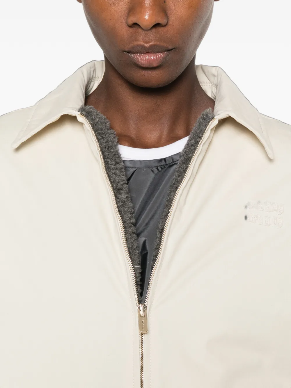 Miu Jack met geborduurd logo en rits Beige