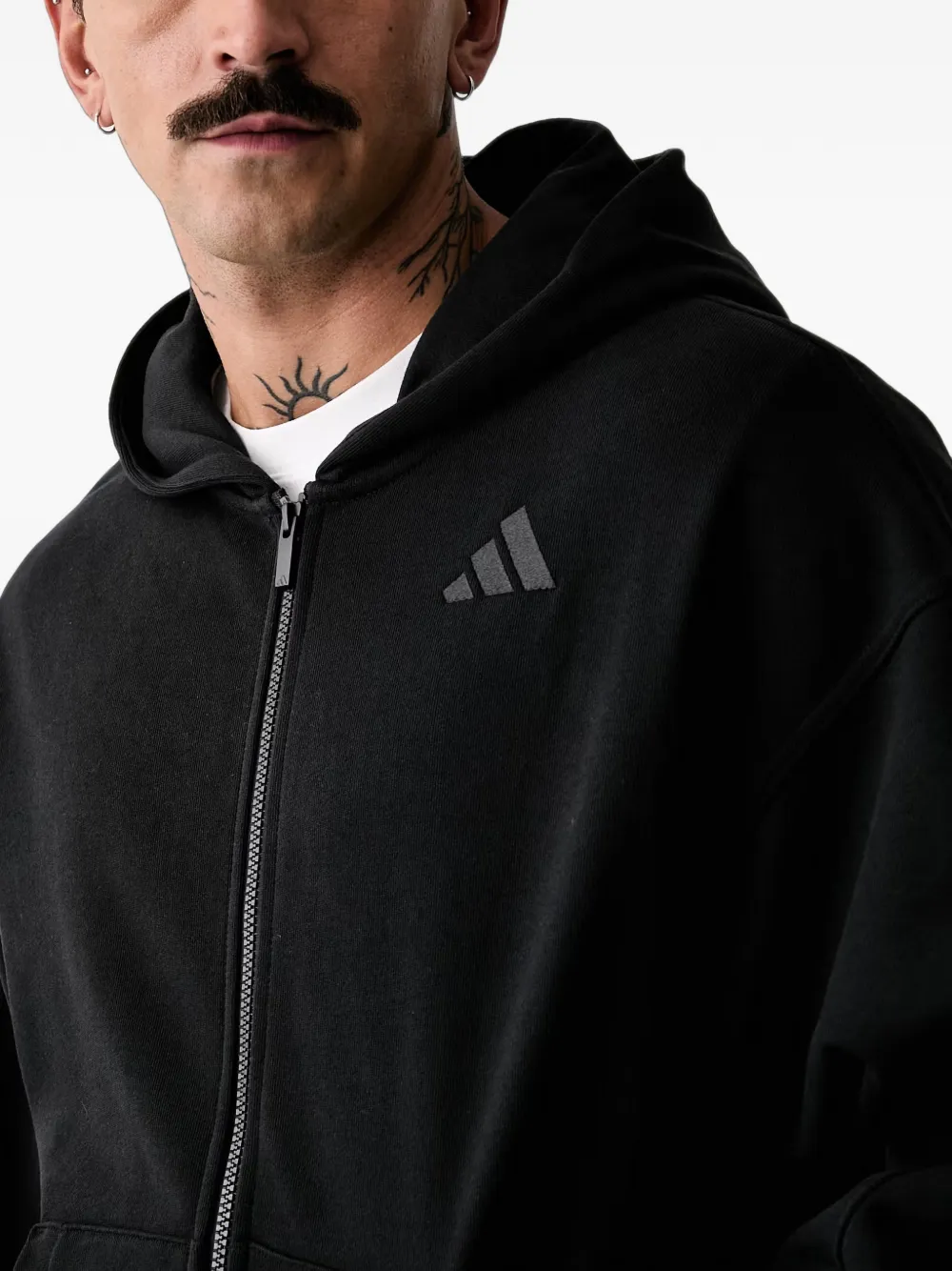 adidas logo-embroidered zip-up hoodie Zwart