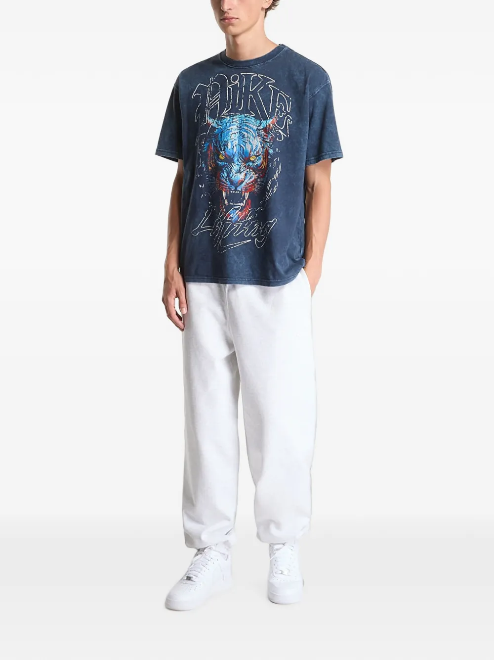Nike T-shirt met tijger-print en acid-wassing Blauw