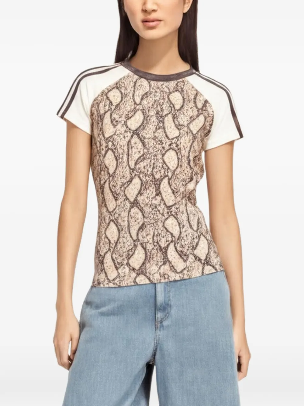 adidas Cali T-Shirt mit Schlangenprint - Nude