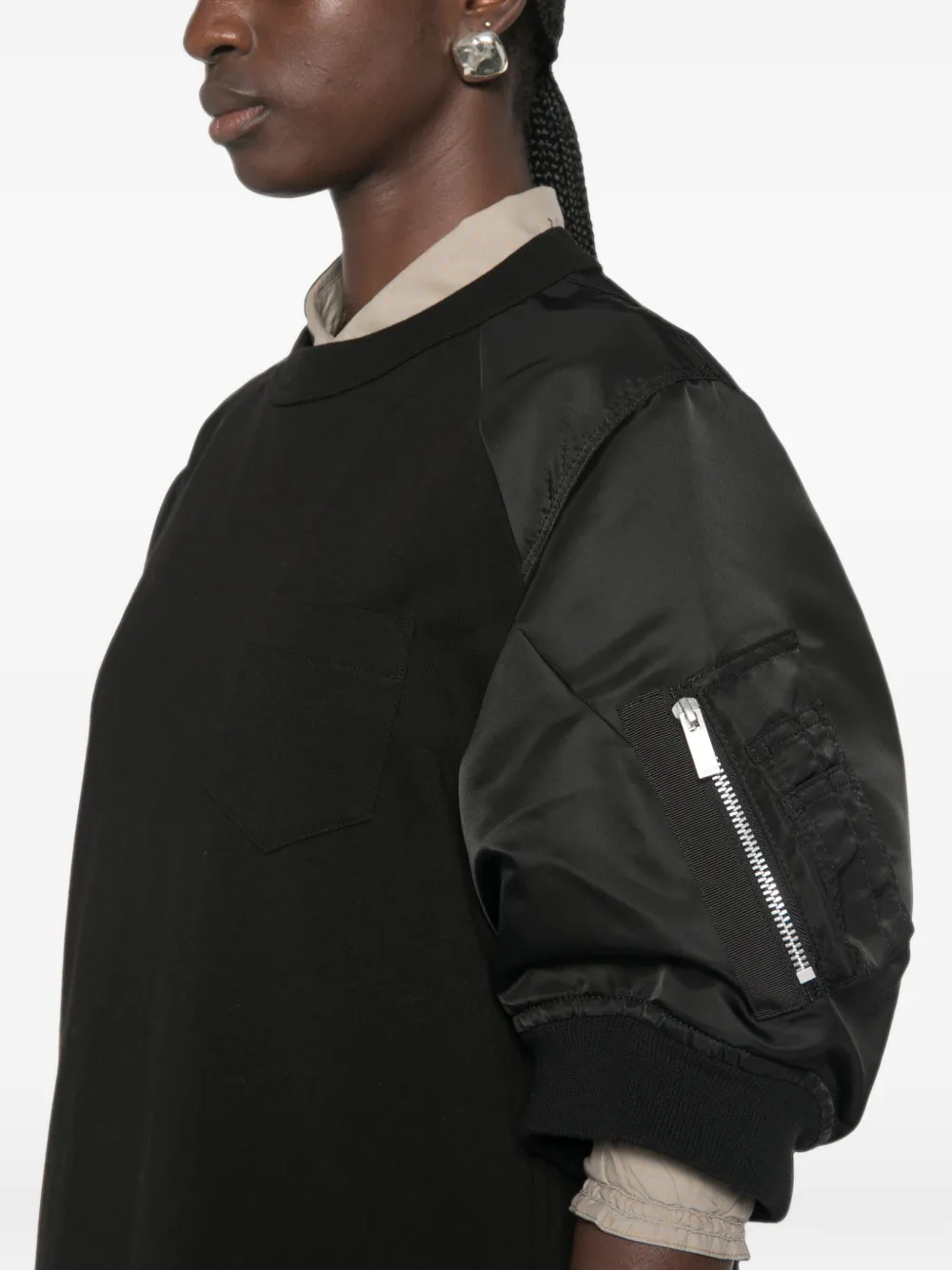 sacai midi-jurk met satijnen mouwen en zakdetail Zwart