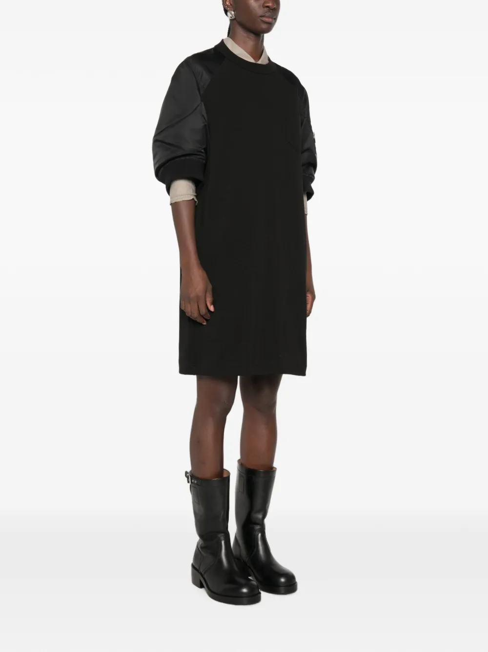 sacai midi-jurk met satijnen mouwen en zakdetail Zwart