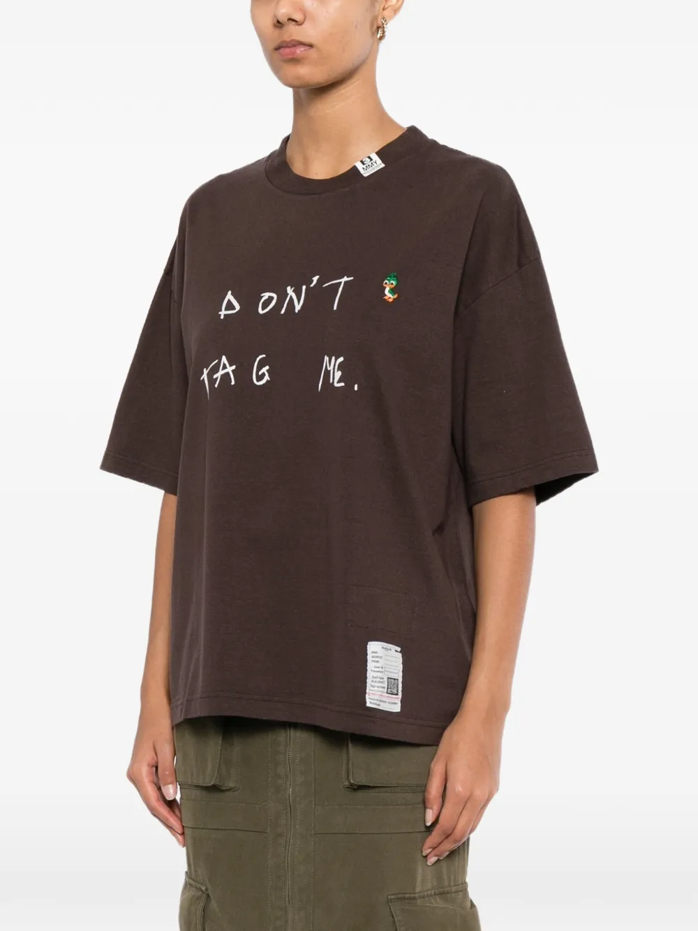 Maison MIHARA YASUHIRO T-shirt met tekst Bruin
