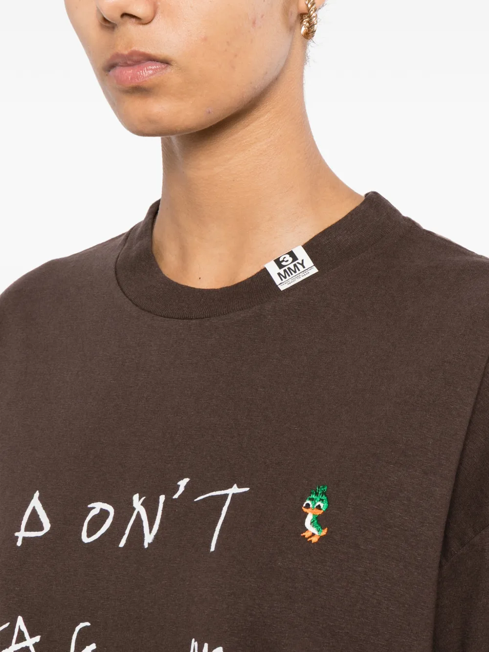 Maison MIHARA YASUHIRO T-shirt met tekst Bruin
