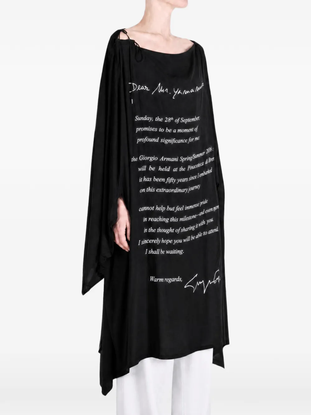 Yohji Yamamoto Midi-jurk met grafische print en tekst Zwart