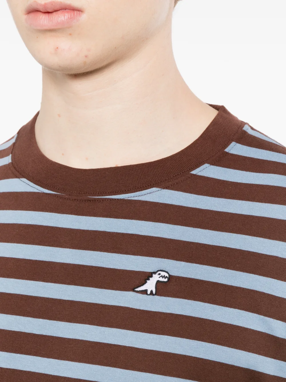 SPORT b. by agnès b. Gestreept T-shirt met Dino-borduurwerk Bruin