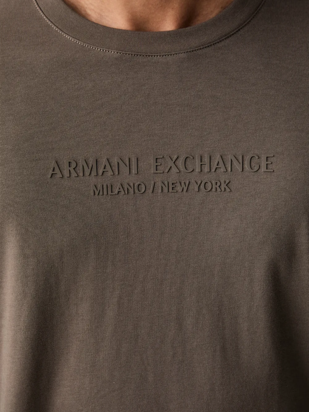 Armani Exchange T-shirt met logo-reliëf Bruin
