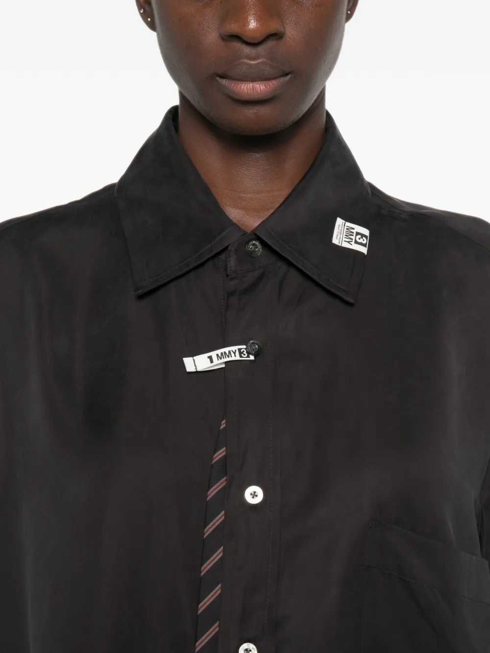 Maison MIHARA YASUHIRO Blouse met strikdetail en logopatch Zwart