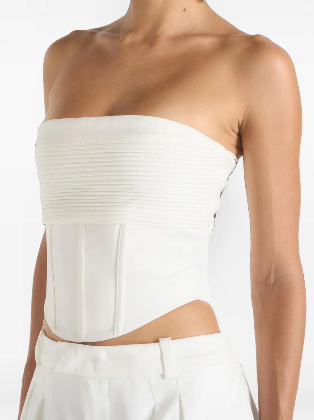 Manière De Voir Cora gebroken witte satijnen bandeau top met gesmockt detail