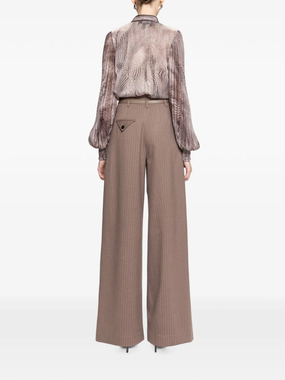 NISSA Chiffon top met strikhals en print Bruin