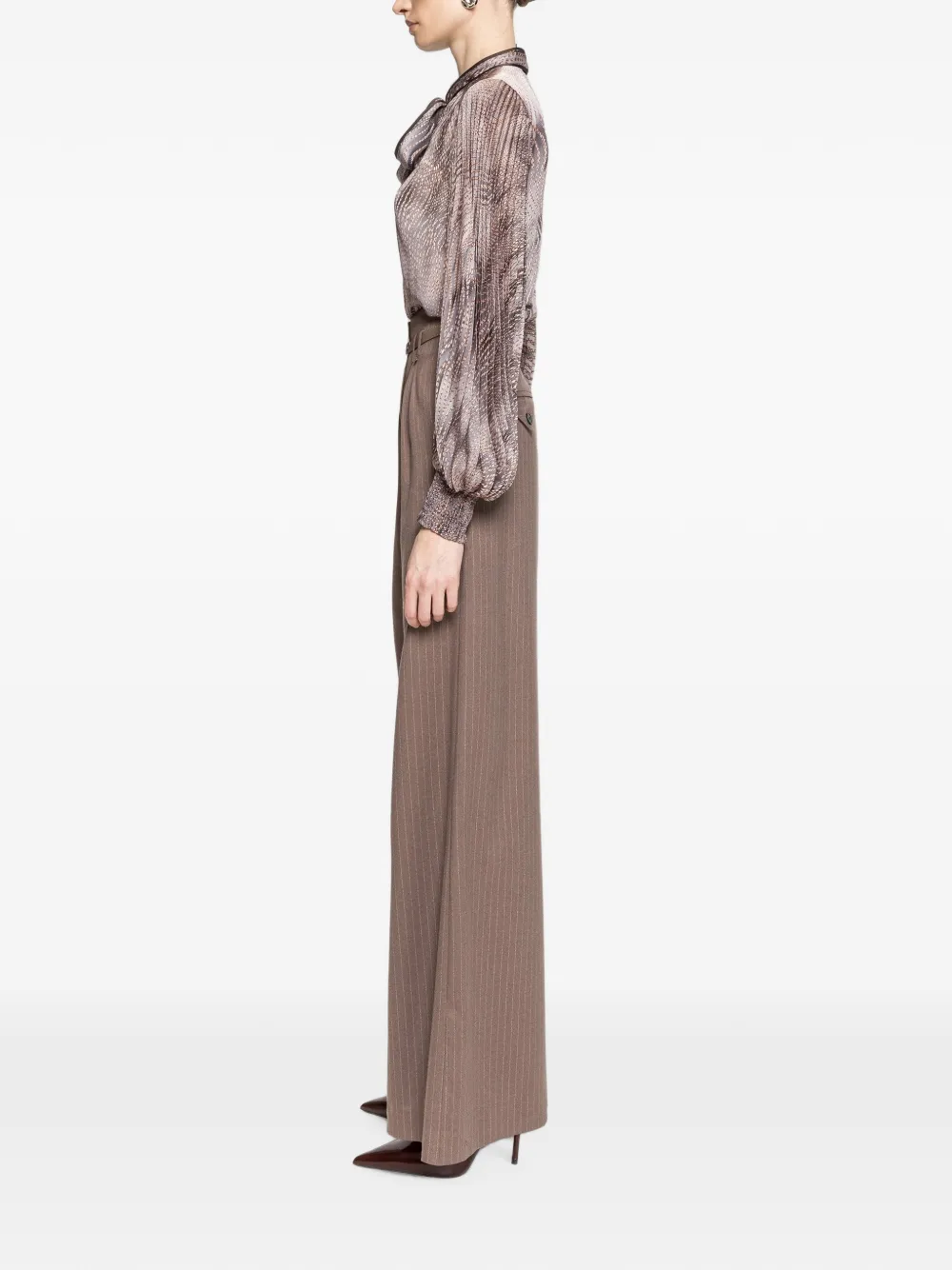 NISSA Chiffon top met strikhals en print Bruin