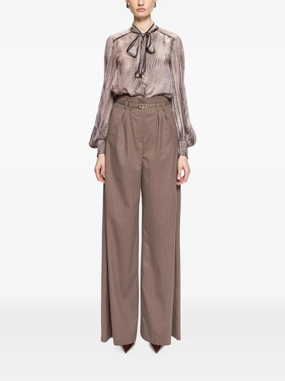 NISSA Chiffon top met strikhals en print Bruin