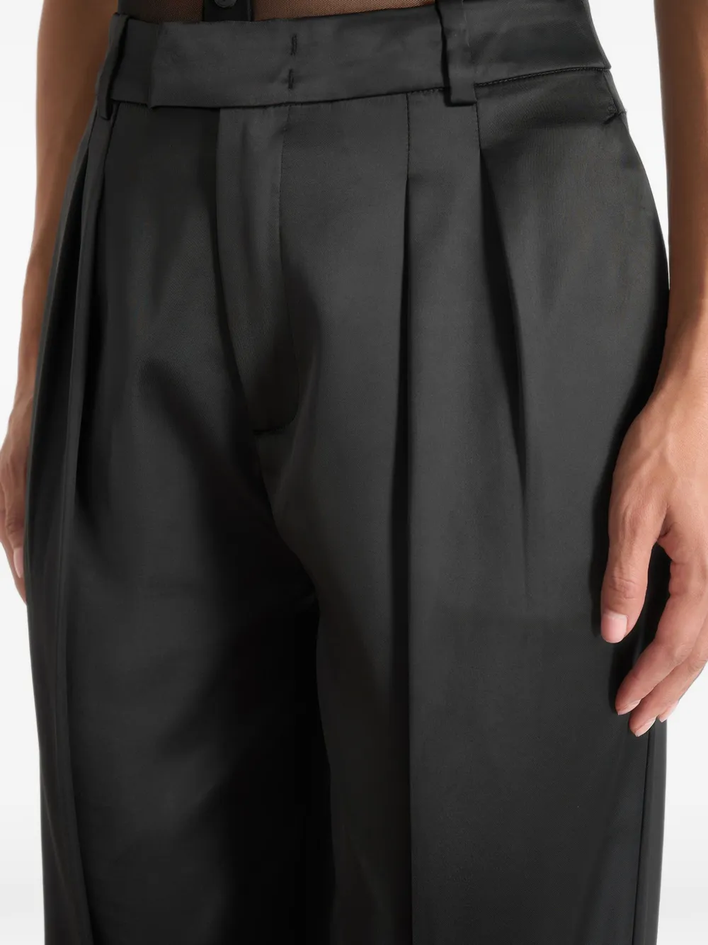 Manière De Voir Julie satijnen broek met plooien Zwart