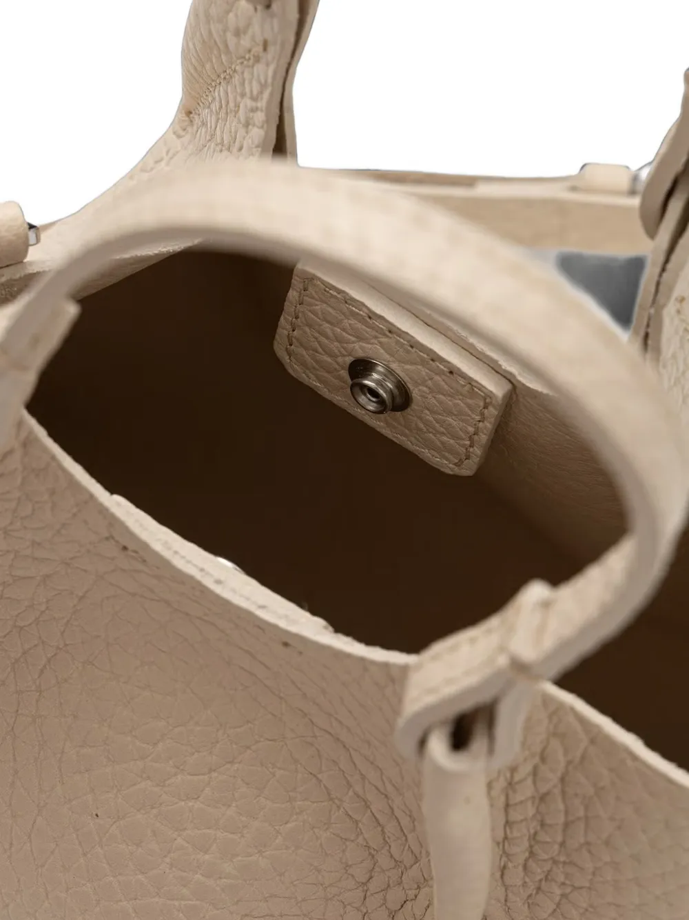 GIANNI CHIARINI Dua schoudertas van bewerkt leer Beige