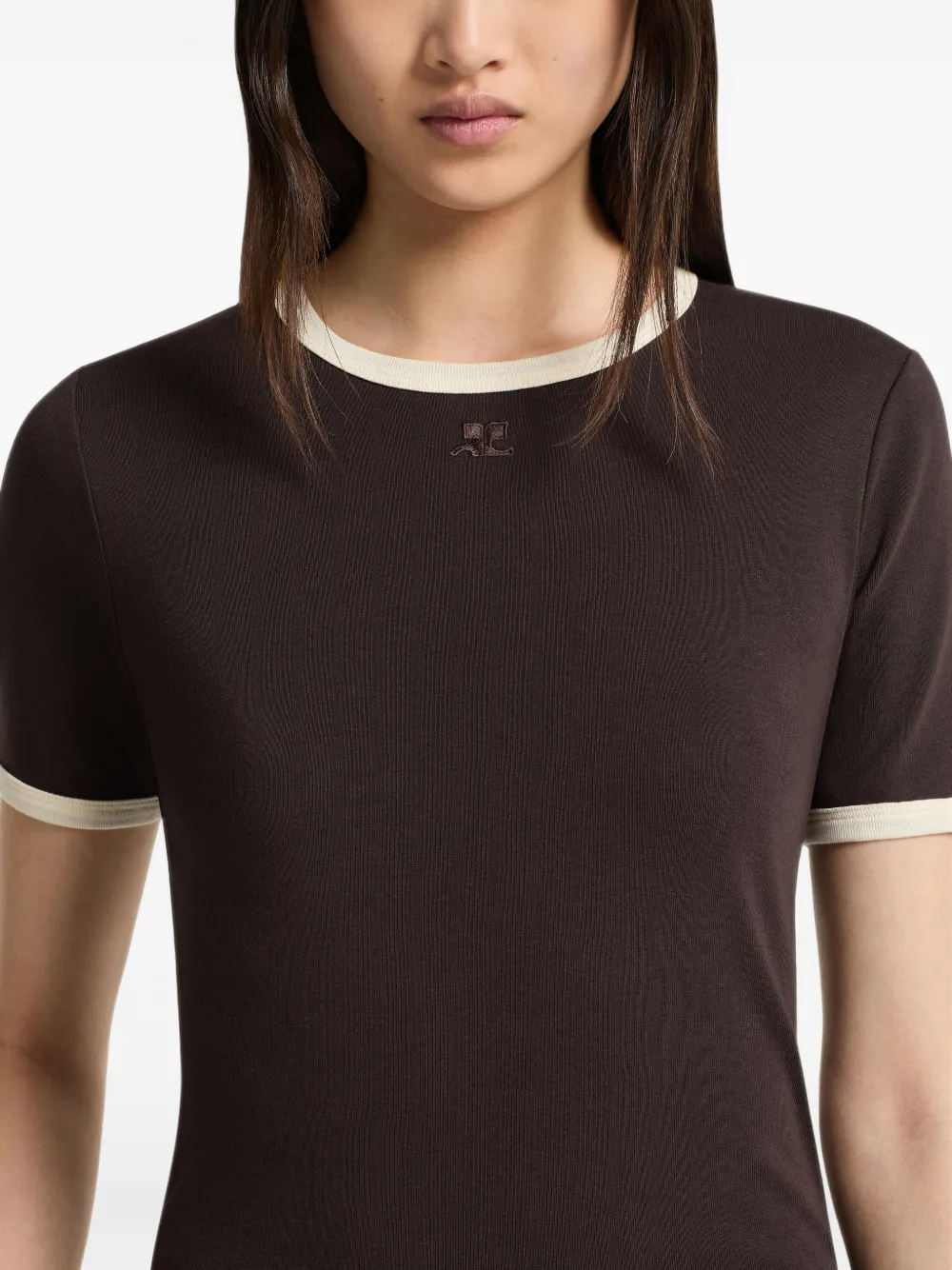 Courrèges T-shirt met geborduurd logo en contrasterende afwerking Bruin