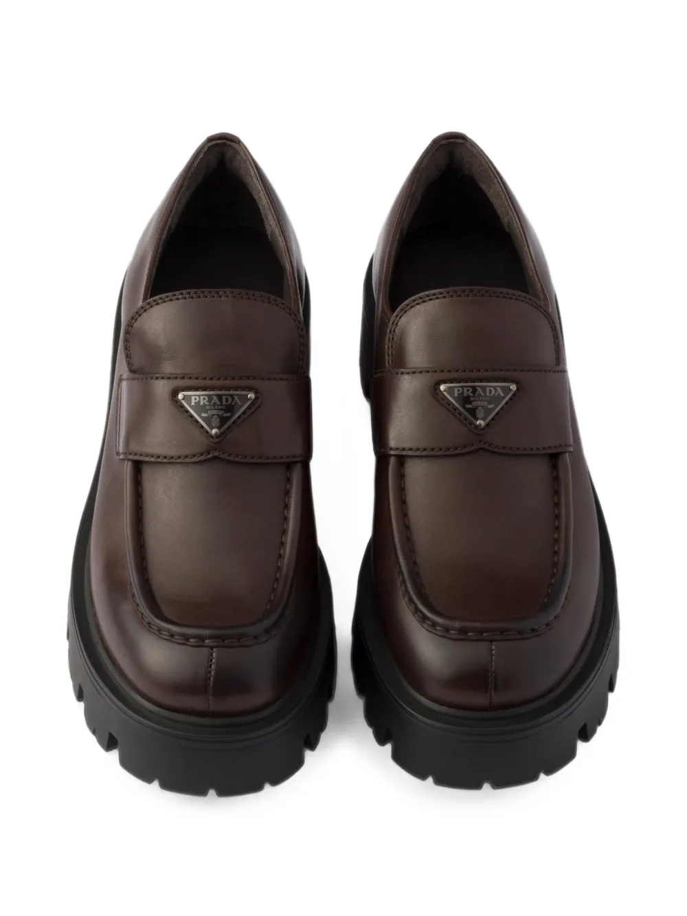 Prada Loafers met logoplakkaat Bruin