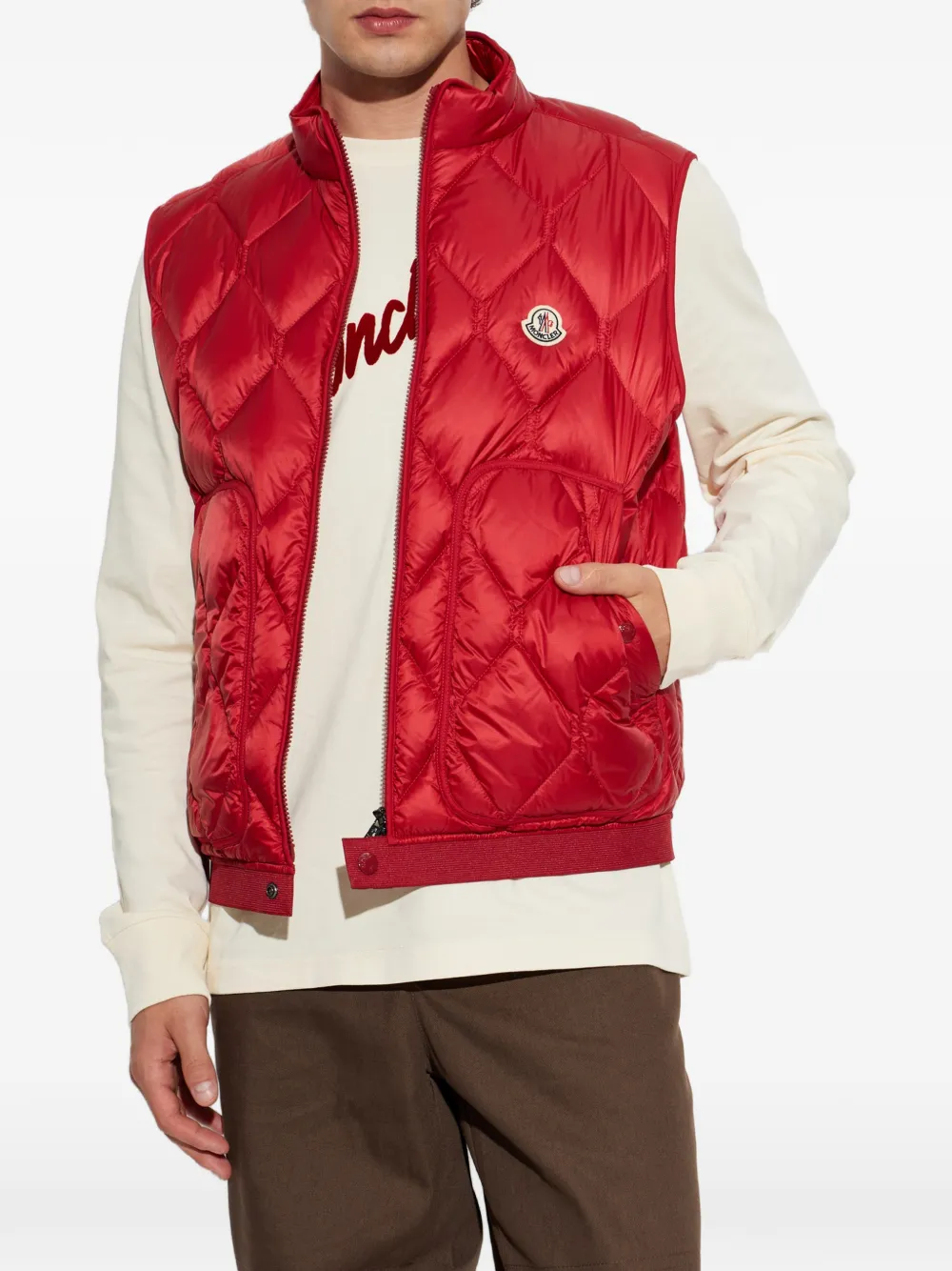 Moncler Gewatteerde bodywarmer met logo-patch Rood