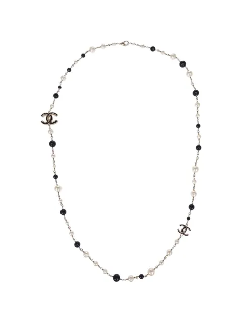 CHANEL Pre-Owned collar de perlas con logo CC