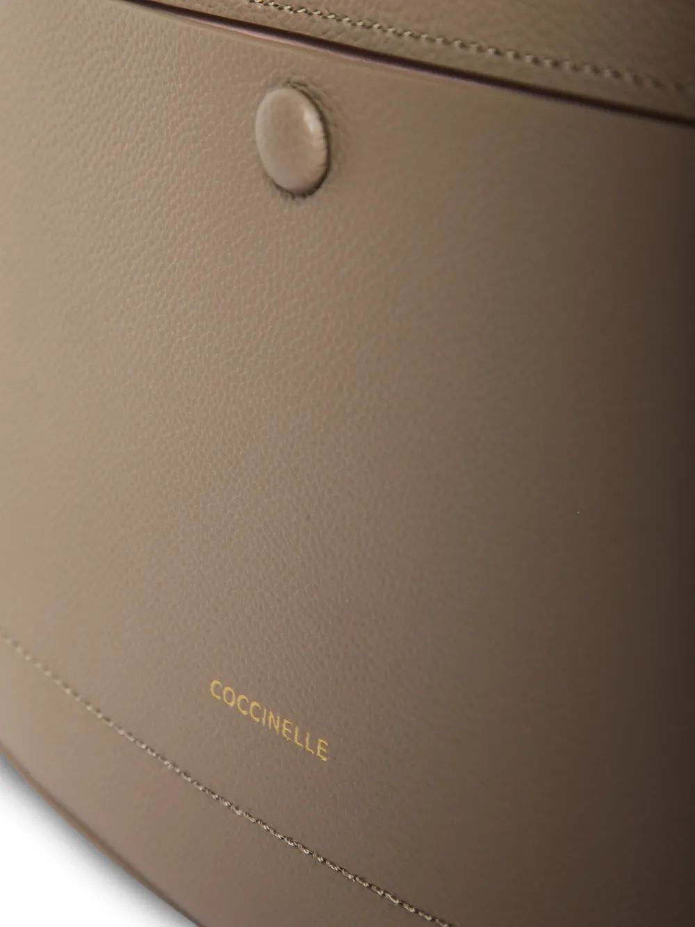 Coccinelle Schoudertas van bewerkt leer Beige