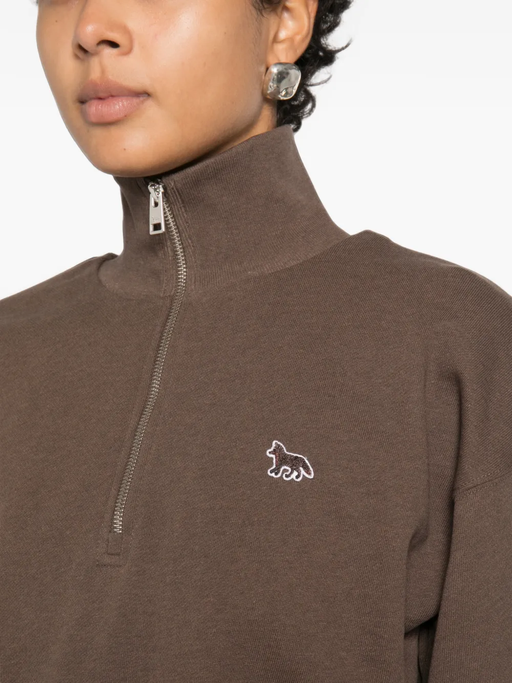 Maison Kitsuné Trui met logo-patch en korte rits Bruin