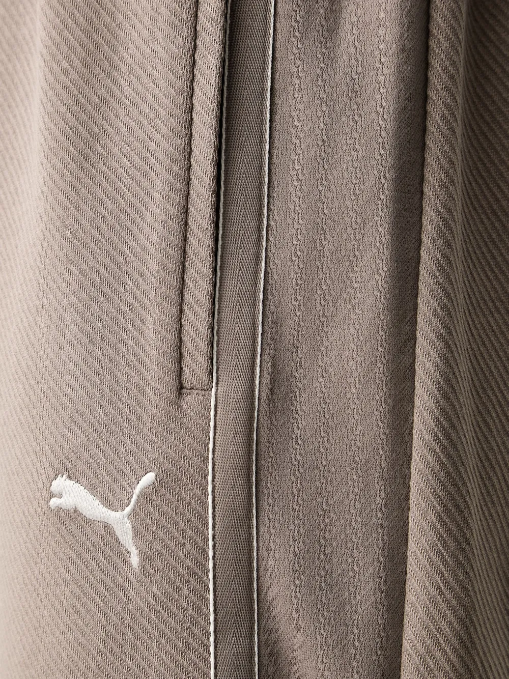 PUMA Trainingsbroek met geborduurd logo Beige