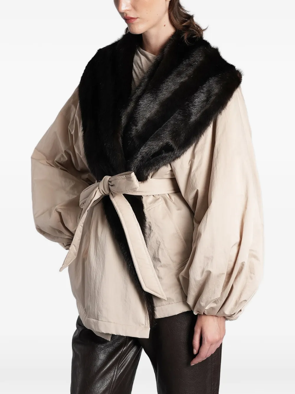 Magda Butrym Jack met ceintuur en kraag van imitatiebont Beige