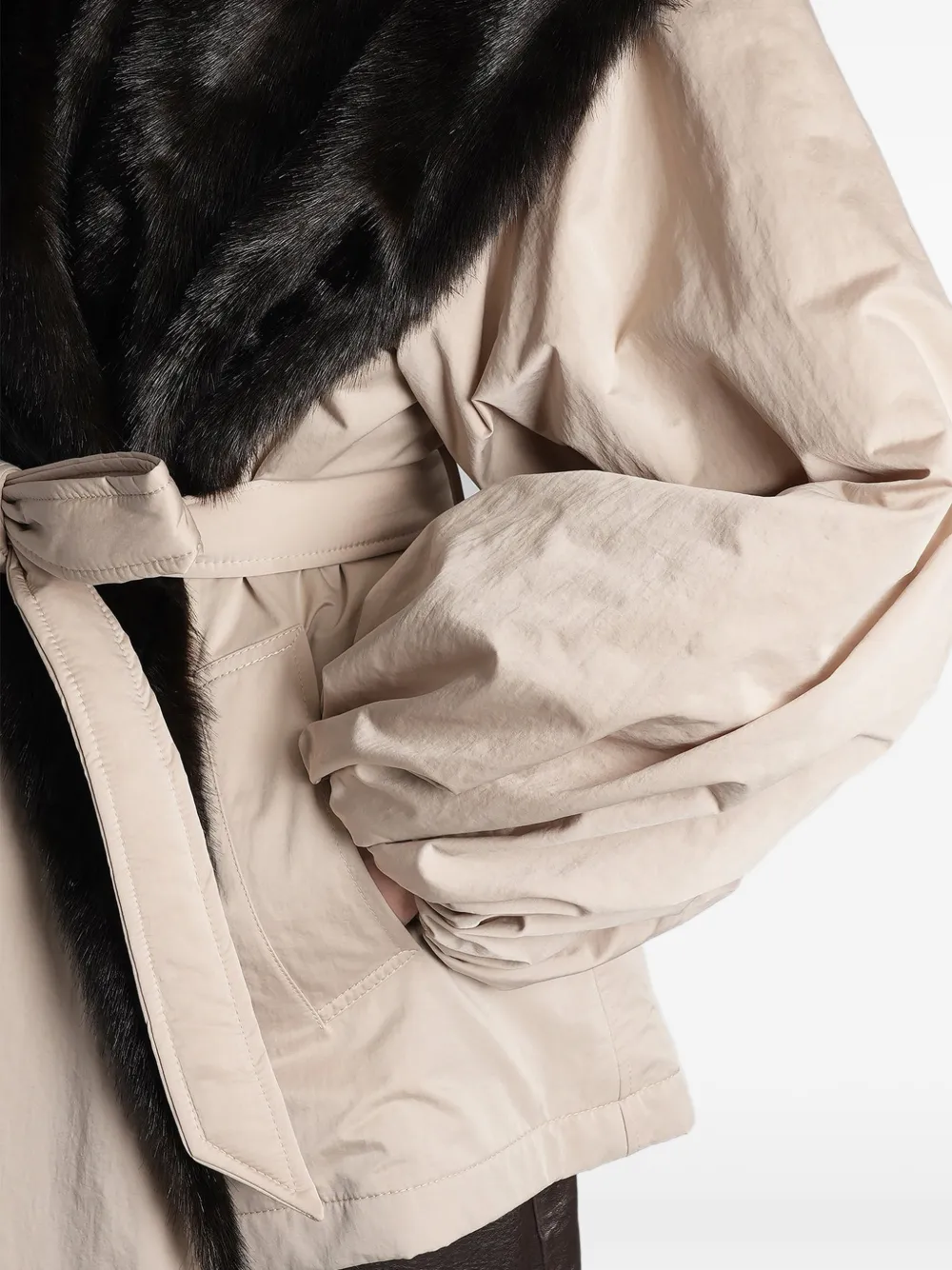 Magda Butrym Jack met ceintuur en kraag van imitatiebont Beige