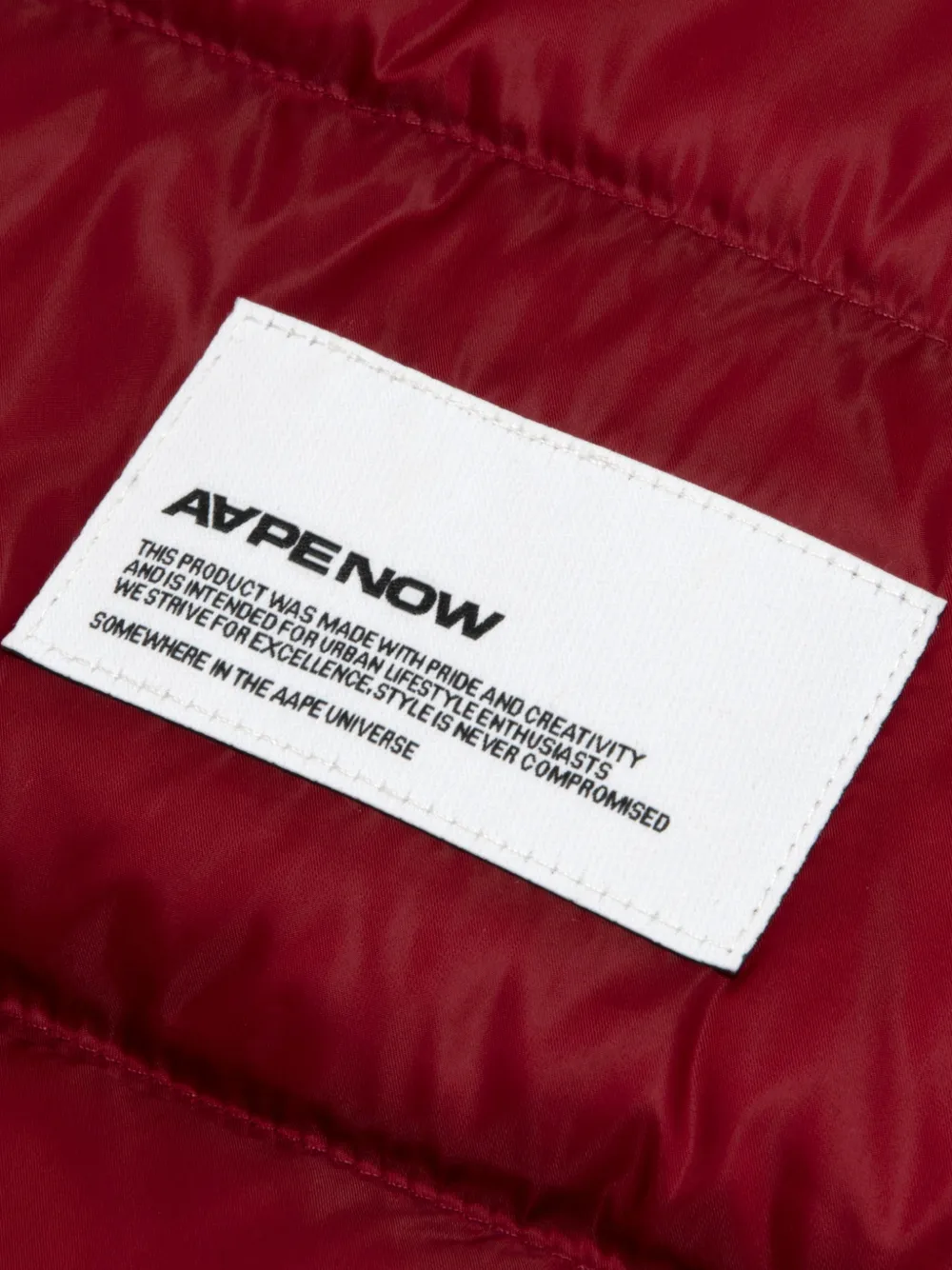 AAPE BY *A BATHING APE Moonface gewatteerde bodywarmer met logo-patch Rood